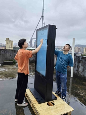 Внешние 49-дюймовые двусторонние цифровые вывески с металлическим корпусом и отвержденной стеклянной панелью