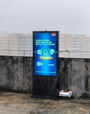 55 дюймов 3000cd/м2 Яркость 2 см Водостойкость Утральный Тонкий Безельный ЖК-киоск для энергосбережения Прикосновения Наружная реклама